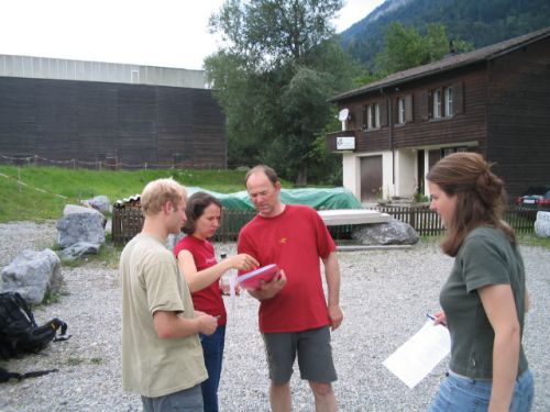 Der Auswertungsbogen wird angeschaut